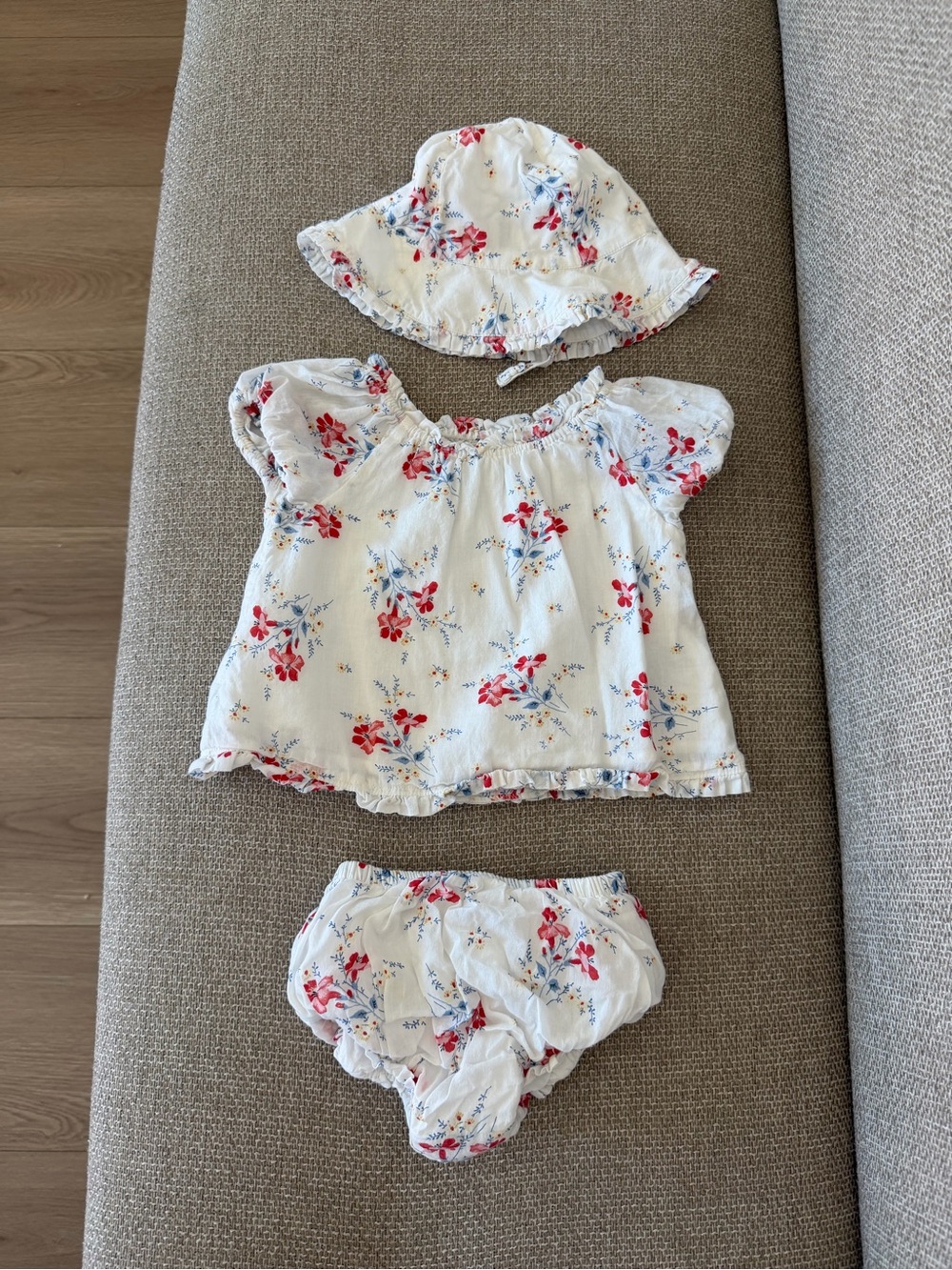 Baby gap x Doen Floral Matching Hat Set in White with Red & Blue Print